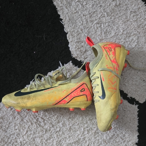 Nike Kids Yellow and Black Sneakers - Picture 2 of 4